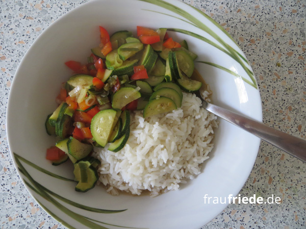 Paprika-Zucchini-Curry mit Reis